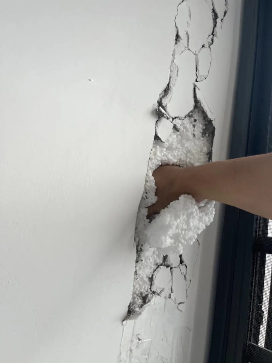 墙体内是泡沫。