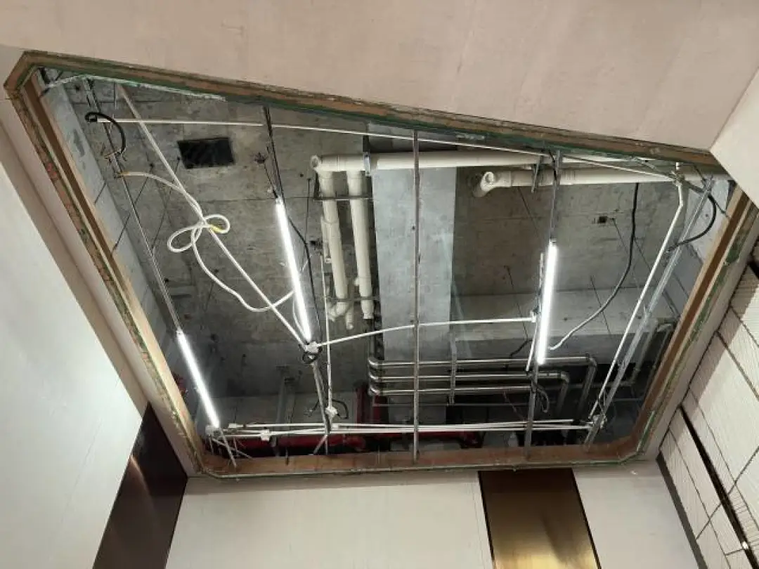 大堂天花板坍塌。